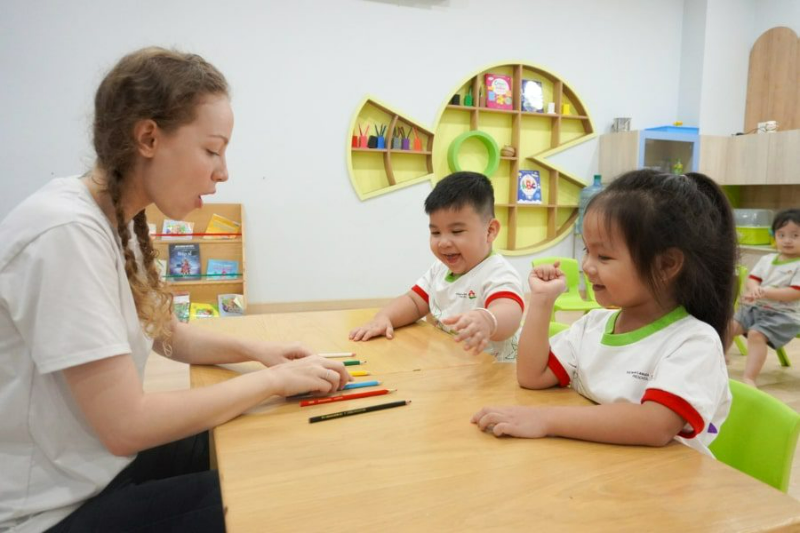 Tạo cơ hội cho bé giao tiếp với người bản xứ