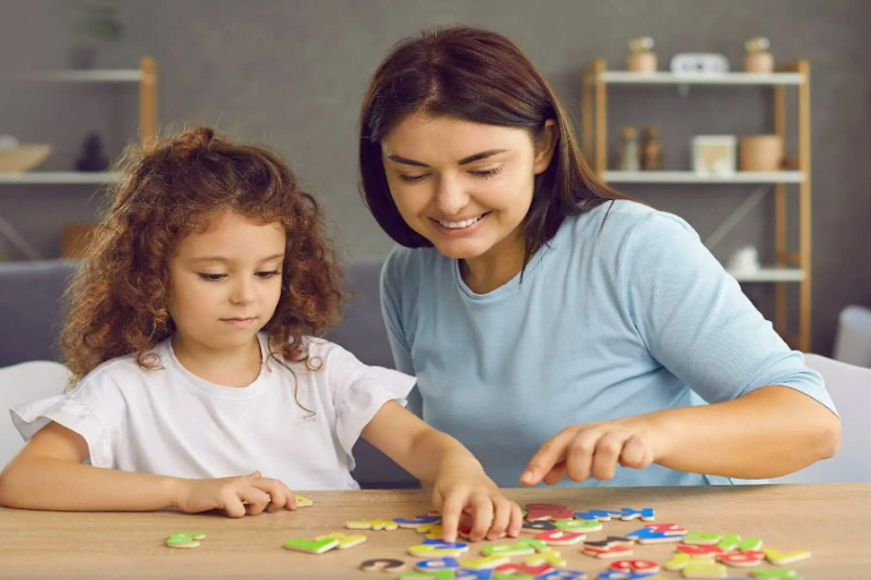 Có nên dạy bé 3 tuổi học tiếng Anh? Hướng dẫn 10 cách hiệu quả 6 Học tiếng Anh cho bé 3 tuổi bằng trò chơi