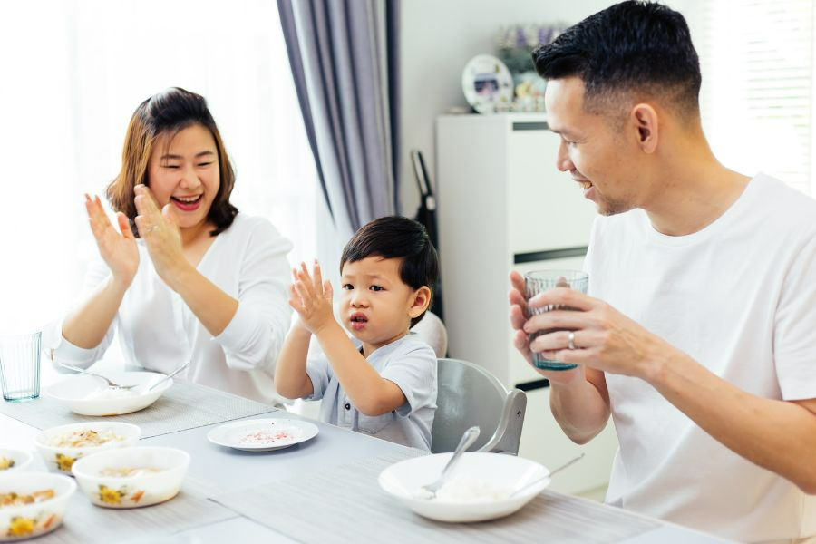 11 cách dạy trẻ kỹ năng chào hỏi lễ phép phụ huynh cần biết 4 danh cho con loi khen ngoi